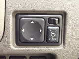 【電動格納ミラー】サイドミラーは電動格納式となっており、狭い駐車場でもキズがつくリスクを抑えられます。