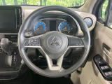 インテリアに合わせたデザインのステアリングは、運転される方のことも考え、運転しやすい形状、大きさです。是非一度、実際に触ってお確かめください。