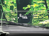 【ヘッドアップディスプレイ】現在の速度や走行情報をデジタル表示で運転席前方のガラスに投影!運転中、目線をずらさず必要な情報を確認できるのでとっても便利で安心!
