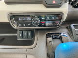 運転席助手席シートヒーター、USBジャック、オートエアコン