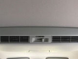 【リアシーリングファン】後席に送風。空気を効率的に循環させることで、室内空間の温度を均一に保ちます。エアコンを使わないときでも、送風することによって、後席でも心地よく過ごすことができます。