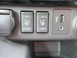 運転席と助手席にはシートヒーターで冬は暖かく♪♪右側にUSBソケットあります♪♪