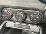 【オートエアコン】一度お好みの温度に設定すれば、車内の温度を検知し風量や温度を自動で調整。暑い…寒い…と何度もスイッチ操作をする必要はありません。快適な車内空間には必須の機能ですね♪