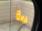 【ブラインドスポットモニタ】レーダーにより隣車線の車両を検知。車両を検知した側の表示灯が点灯。車両を検知している側に車線変更をしようとした場合、ブザーと表示で危険をお知らせします。