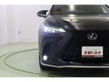 L字ランプが精悍なヘッドライトは環境に優しく経済的なLED。汚れや積雪を取り除いてくれるヘッドライトウォッシャー付です。オートライト、オートハイビームも搭載。面倒なヘッドライトの切替えは不要です。