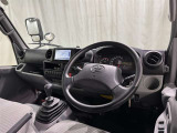 運転の際、常に目にする部分だけにシックで飽きのこないデザインが良いですね。