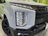 【LEDヘッドライト】悪天候や夜間走行時も良好な視界を確保し安心して運転できる高輝度LEDヘッドライトを装備!点灯速度が早く、消費電力も抑えられています。