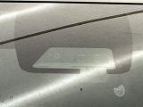 【プリクラッシュセーフティ】前方の車両等を検知し、衝突しそうな時は警報で注意を促し、ブレーキを踏む力をサポート。ブレーキを踏めなかった場合は衝突被害軽減ブレーキが作動、衝突回避をサポートします。