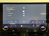 【レクサス クライメイトコンシェルジュ】オートエアコンと連動して、前席のシートヒーター、シートベンチレーション、ステアリングヒーターを緻密に自動制御し、一人ひとりに最適な心地良さを提供します。