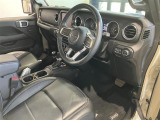 運転席足元も広く、運転しやすいです。