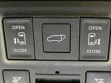 【両側パワースライドドア】スマートキーや運転席のスイッチで後席両側スライドドアの開閉が可能♪電動だから力を入れてドアを開ける必要が無く、小さなお子様でも簡単に開け閉めでき快適です♪