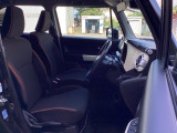 フロントは運転席と助手席が別々の広々としたセパレートシートです、運転席は、高さを調整できるハイトアジャスター付きです。