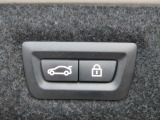 電動リアゲート装備です。バンパー下でのキックスイッチも装備されております。