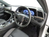 高級感のある美しいインテリアデザインの運転席です。