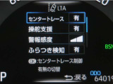 レーンディパーチャーアラートとは車線、又は走路からの逸脱の可能性を警告すると共に、車線、又は走路からの逸脱を避けるためのハンドル操作の一部を支援する機能です。詳細は販売店スタッフまでお尋ね下さい。