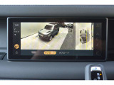車の周囲360°のオーバーヘッドビューをタッチスクリーンに表示。同時にいくつかのビューを映し出し、タッチスクリーンの表示と音で障害物との距離をお伝えします。駐車の苦手な方も安心の機能です。