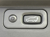 【パワーバックドア】スマートキーや運転席のボタンを押すだけでリアゲートが自動で開閉します!荷物を持っている時や、高い位置にあるバックドアを閉める際に便利な機能です♪