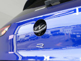 バックカメラ始動時にはVWのエンブレムが動いてカメラがボディの中心位置で映し出します。
