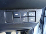 運転席からテールゲートの開閉が可能です。パーキングセンサ―、フロントガラス熱線、VSA、安全支援情報スイッチです。