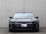 ●一目でAudiとわかる特徴的なシングルフレームグリル・LEDランプ。精悍なフロントマスクからAudiのスマートで上品なブランドを連想させてくれます。女性にも大変ご好評頂いております。