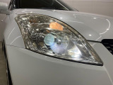 【HIDヘッドライト】非常に明るく前方を照らしてくれるので、悪天候や夜間の走行時も視界良好で安心してお乗りいただけます。