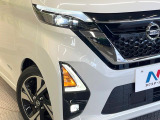 【LEDヘッドライト】悪天候や夜間走行時も良好な視界を確保し安心して運転できる高輝度LEDヘッドライトを装備!点灯速度が早く、消費電力も抑えられています。