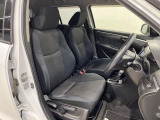 運転席まわりには十分なスペースがあり、大柄な方でもゆったり運転していただける環境です。