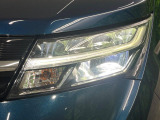 【LEDヘッドライト】悪天候や夜間走行時も良好な視界を確保し安心して運転できる高輝度LEDヘッドライトを装備!点灯速度が早く、消費電力も抑えられています。