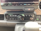 【シートヒーター】運転席、助手席にはシートヒーターが装備されております。冬場寒い時期や、夏場でも車内のエアコンが苦手な方には嬉しい装備です!