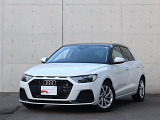 ●一目でAudiとわかる特徴的なシングルフレームグリル・LEDランプ。精悍なフロントマスクからAudiのスマートで上品なブランドを連想させてくれます。女性にも大変ご好評頂いております。