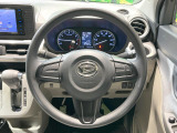 インテリアに合わせたデザインのステアリングは、運転される方のことも考え、運転しやすい形状、大きさです。是非一度、実際に触ってお確かめください。