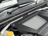 【STIタワーバー】お車の剛性を高めるタワーバーを装備。よりスムーズなコーナリング走行が可能となり、走りも楽しめます。