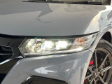 【LEDヘッドライト】悪天候や夜間走行時も良好な視界を確保し安心して運転できる高輝度LEDヘッドライトを装備!点灯速度が早く、消費電力も抑えられています。