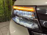 【LEDヘッドライト】悪天候や夜間走行時も良好な視界を確保し安心して運転できる高輝度LEDヘッドライトを装備!点灯速度が早く、消費電力も抑えられています。