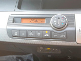 【オートエアコン】一度お好みの温度に設定すれば、車内の温度を検知し風量や温度を自動で調整。暑い…寒い…と何度もスイッチ操作をする必要はありません。快適な車内空間には必須の機能ですね♪