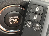 【キーレススタートシステム】カバンやポケットに入れたままでもドアの施錠・解錠が可能なスマートキーを装備。エンジンのオン・オフ時もカギを取り出す必要が無いからとっても便利です♪