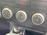 【オートエアコン】一度お好みの温度に設定すれば、車内の温度を検知し風量や温度を自動で調整。暑い…寒い…と何度もスイッチ操作をする必要はありません。快適な車内空間には必須の機能ですね♪