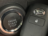 【キーフリーシステム】カバンやポケットに入れたままでもドアの施錠・解錠が可能なスマートキーを装備。エンジンのオン・オフ時もカギを取り出す必要が無いからとっても便利です♪