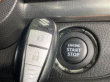 【キーレススタートシステム】カバンやポケットに入れたままでもドアの施錠・解錠が可能なスマートキーを装備。エンジンのオン・オフ時もカギを取り出す必要が無いからとっても便利です♪