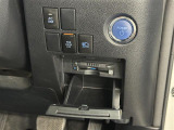 【プッシュスタート&ETC】スマートキーを持っているだけ、鍵を差し込むことなく、ボタンを押すだけでエンジン始動や停止を行うことができます。カードトレーを開けると、ETCがビルトインで装着されています。