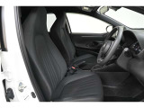運転席/助手席です。 ヘッドレスト一体型です。ヘッドレスト分割型と違い、まるで包み込まれるような座り心地です。