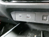 USBも2ポートありますので同乗者の方との同時充電もできますよ