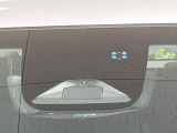 【ホンダセンシング】走行中に前方の車両等を認識し、衝突しそうな時は警報とブレーキで衝突回避と被害軽減をアシスト。より安全にドライブをお楽しみいただけます。