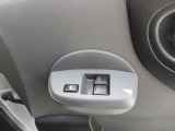 運転席ドアのパワーウインドウスイッチです。パワーウインドウロックスイッチが装備されています。小さなお子様が、勝手にパワーウインドウを開けてしまう危険を防止します。