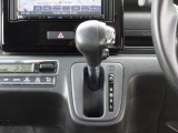 運転席より操作性の良いシフトレバーと、オートエアコンのスイッチ等の画像です。