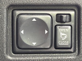 【電動格納ミラー】サイドミラーは電動格納式となっており、狭い駐車場でもキズがつくリスクを抑えられます。