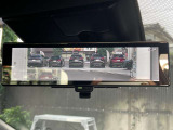 乗員、ヘッドレスト、積載物などでさえぎられがちなルームミラーの後方視界をクリアに保ちます。車室内の状況に関わらず、車両後方にあるカメラの画像をルームミラーに映し出します。