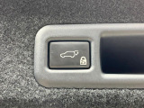 【パワーバックドア】スマートキーや運転席のボタンを押すだけでリアゲートが自動で開閉します!荷物を持っている時や、高い位置にあるバックドアを閉める際に便利な機能です♪
