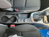 運転席と助手席の間にはドリンクホルダーがあります。
