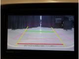 バックモニター付き。駐車の際のサポートとなり、必須アイテムのひとつですよね。それでも、バックする際は必ずご自身の目で確認をしてください。